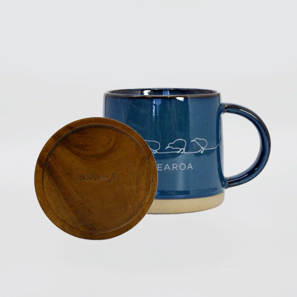 Mug Ceramic Kiwi – Navy Mug. Blue mug with a wooden lid on a light gray background