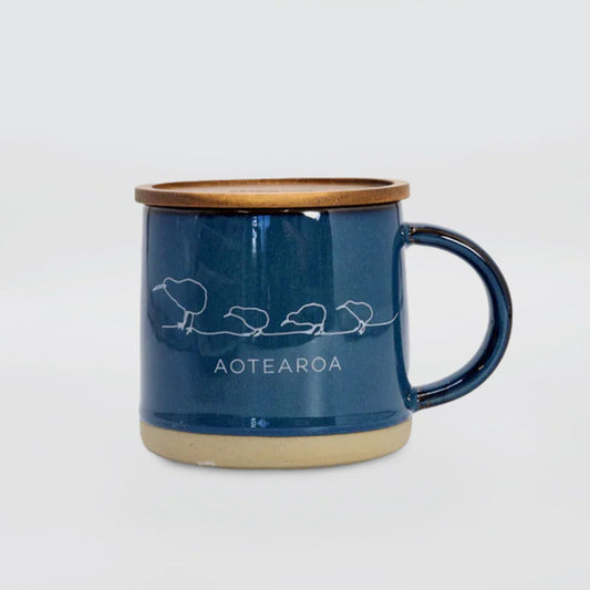 Mug Ceramic Kiwi – Navy Mug. Blue mug with wooden lid and handle on a white background